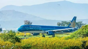 附图：越南航空将暂停所有往返莲姜机场的航班，并相应调整运营计划，以保障旅客出行需求和区域航空联通。