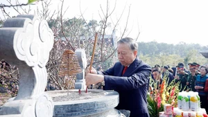 越共中央总书记苏林在钟山祠进香。