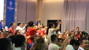 越南举重队夺冠，现场观众欢呼喝彩。