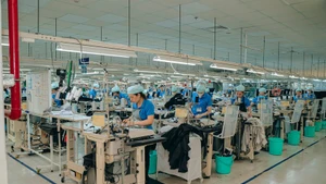 富牌工业区一家日资企业的纺织品服装生产。