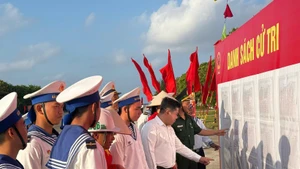 长沙岛选民查询候选人的信息。（图片来源：越通社）