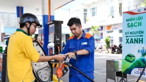 附图：越南自1月29日起上调成品油零售价格。