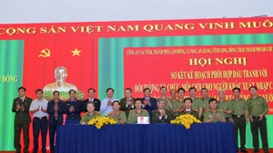 南部地区7个省市公安机关代表在会议上签署合作协议。