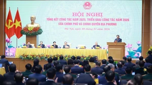 越南政府总理范明正在政府与地方政府2025年工作总结暨2026年工作部署全国视频会议上发表讲话。