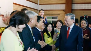 越共中央总书记苏林与越南驻柬埔寨大使馆全体干部、工作人员会面。