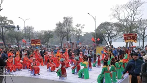 河内市还剑坊人民委员会举行“人旗节”开幕式，庆祝农历马年。