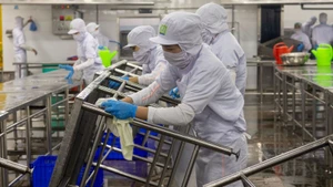 某一厂房的工人过年后重返工作岗位。