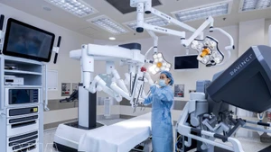 胡志明市FV医院引入全球最先进手术机器人达芬奇Xi。