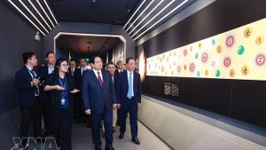 范明正总理参观位于和乐高科技园区的越南航天博物馆。