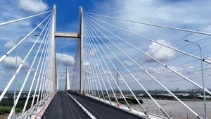 胡志明市平政桥。