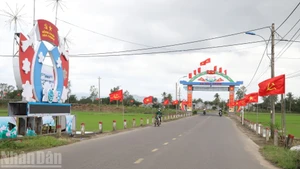 通往和盛乡受洪水侵袭地区的主干道上挂满了党旗和国旗，喜迎2026年丙午年春节。