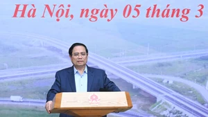 越南政府总理、国家重点交通工程项目指导委员会主任范明正在会议上发表讲话。