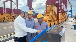 朱莱港船只靠泊监测系统安装并投入使用。