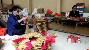 兴安省山南坊高居民区守护传统制香业。