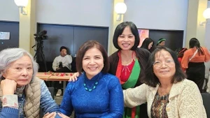 陈秋蓉女士（右一）参加日内瓦越南文化宣传活动。