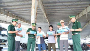 得乐省边防部队向人民提供关于遵守打击IUU捕捞规定的信息。（图片来源：baodaklak.vn）