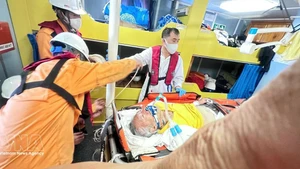 紧急转运海上两名外籍患者上岸治疗。