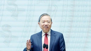 越共中央总书记苏林发表讲话。