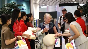 向菲律宾马尼拉和印度尼西亚巴厘岛直飞岘港市的两架航班上国际游客赠送礼物。