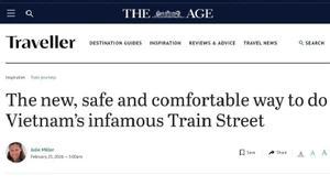 澳大利亚作家分享搭乘'河内五城门'旅游列车的独特体验