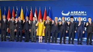 越南外交部长黎怀忠与各国外长合影。