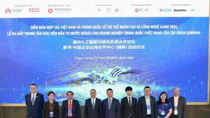 在舞台上合影贵宾。