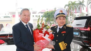 国防部海军军种领导人欢迎苏林总书记。