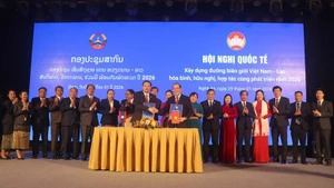 2026年越老共建和平、友好、合作与发展边界线国际会议联合声明签署仪式。