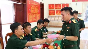 特种兵种水上特工第5旅选举小组向选民发放选票，组织投票。