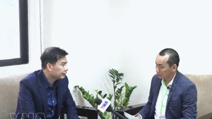 柬埔寨国民议会副秘书长兼国会咨询委员会主席谢万那烈（Chheang Vannarith）接受越通社驻金边记者采访。