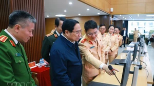 范明正总理通过交通相关的应用程序向交通参与者发送拜年短信。