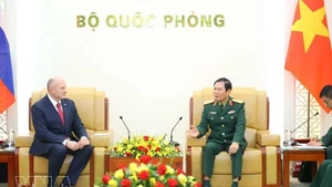 越南国防部副部长阮新疆会见俄罗斯联邦应急部部长亚历山大·库伦科夫。