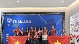 邓氏玲凤为越南举重队再添一枚金牌。