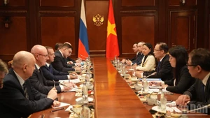 越共中央总书记苏林的特使、越共中央政治局委员、外交部长黎怀忠会见统一俄罗斯党主席德米特里·梅德韦杰夫的场面。