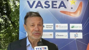 澳大利亚前驻越南大使安德鲁·戈莱津诺夫斯基接受越通社记者的采访。（图片来源：越通社）