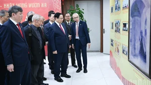 范明正总理参观越南社会科学翰林院的汉喃字展示空间。