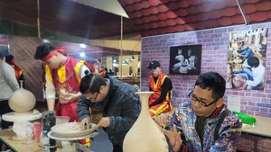 钵场陶瓷村陶瓷工艺师在钵场陶瓷村和万福丝织村加入全球创意城市网络“手工艺之都”证书授予仪式暨2025年河内手工艺品展示、演示与创作活动上介绍其村产品。（图片来源：越通社）