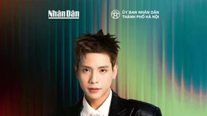 参加晚会的一名歌手。