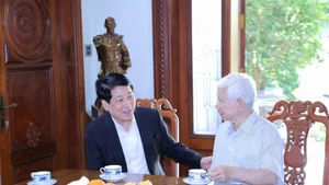 越南国家主席梁强看望慰问原国家主席阮明哲。