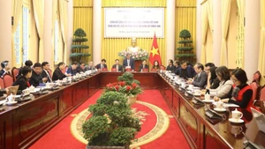 新闻发布会场景。