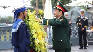 国防部领导向武元甲大将敬香献花。