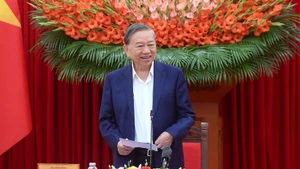 苏林总书记在会议上发表讲话。