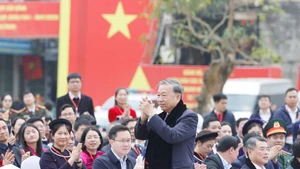 苏林总书记与高平省各民族人民亲切交谈。