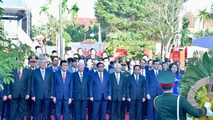 范明正总理同各位代表向位于广义省慕德乡的范文同纪念园敬献花圈。