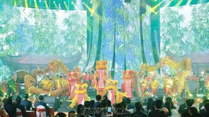 2026年首届春季博览会开幕式上的文艺表演。（图片来源：越通社）