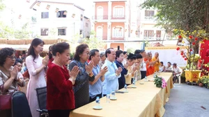 2026丙午年爱心春节慰问品赠送活动在万象佛迹寺举行。（图片来源：越通社）