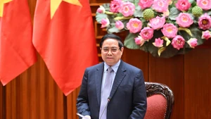 范明正总理在会上发表讲话。