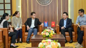 《人民报》社副总编辑潘文雄会见古巴驻越南大使馆工作代表团。