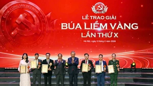 苏林总书记和范明正总理向获得一等奖的作者颁发奖状。