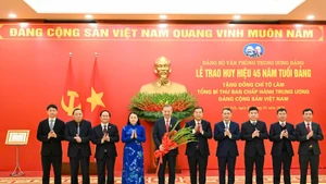 苏林总书记和各位领导同志合影。